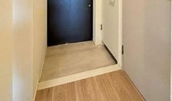 ニューミラ明大前の玄関