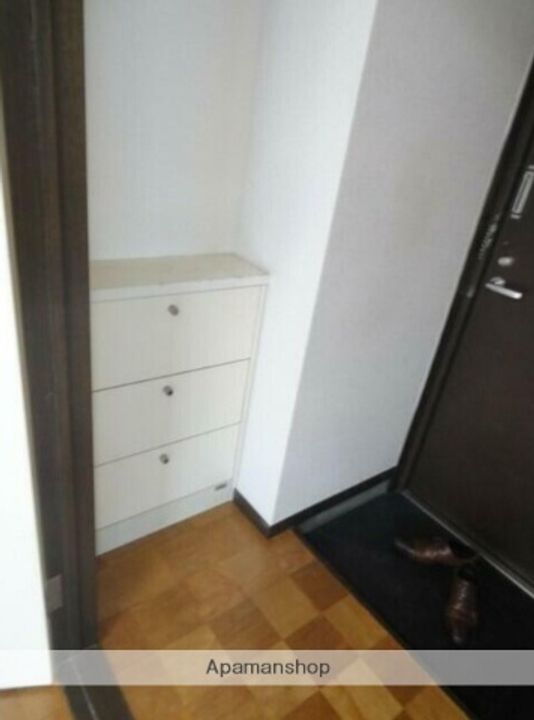 東京都目黒区鷹番1丁目の賃貸マンションの玄関