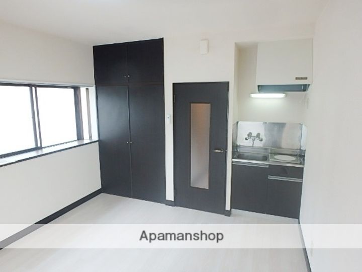 東京都国分寺市泉町3丁目の賃貸アパートの居間