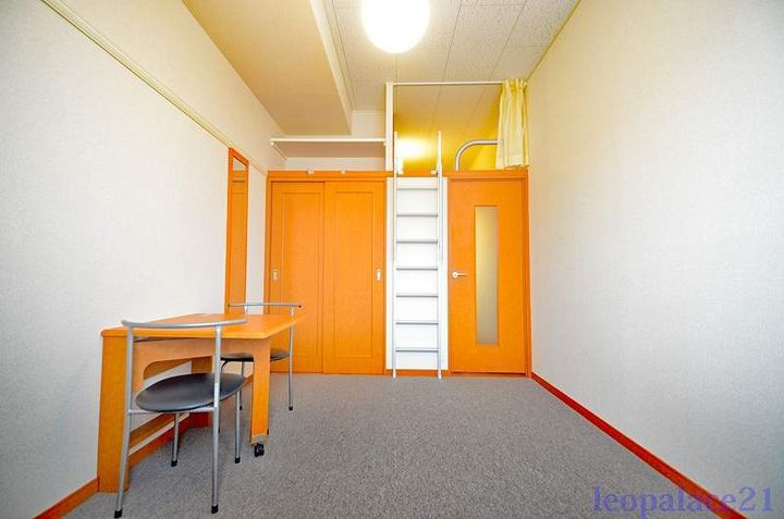 レオパレスホープの居間