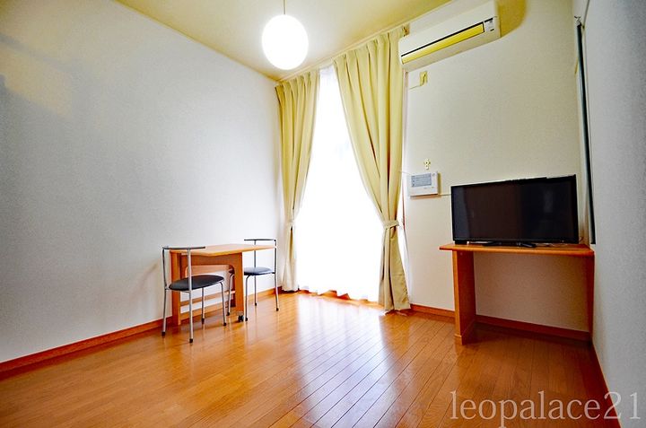 レオパレスマエハラキミヨイの居間