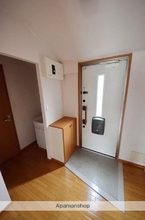 東京都西東京市南町4丁目の賃貸アパートの玄関