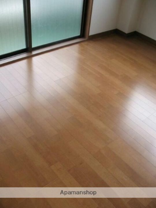 東京都三鷹市上連雀4丁目の賃貸マンションの居間