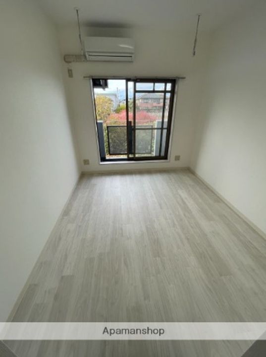 東京都三鷹市井口3丁目の賃貸マンションの居間