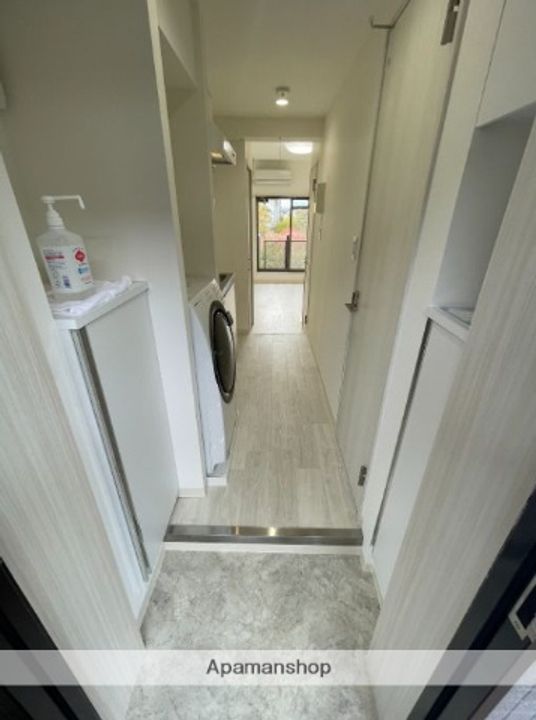 東京都三鷹市井口3丁目の賃貸マンションの玄関