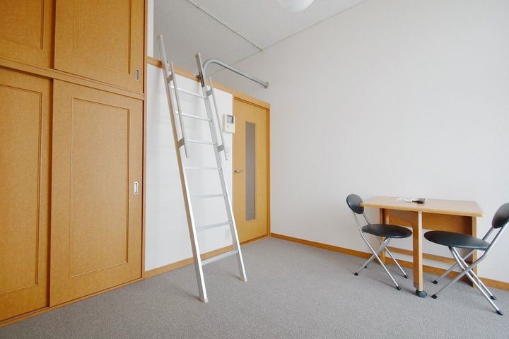 レオパレス西砂川の居間