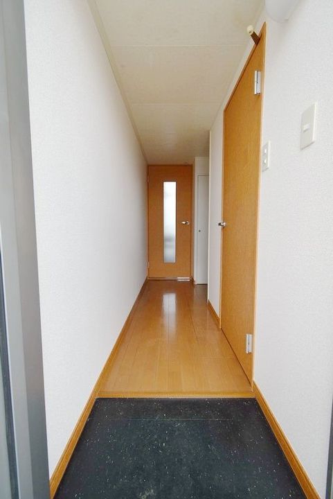 レオパレス西砂川の玄関