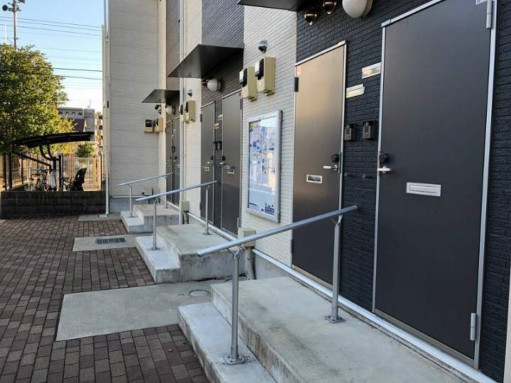 レオネクストてんまやの玄関