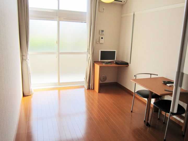 レオパレスエレガンスオキノミヤの居間