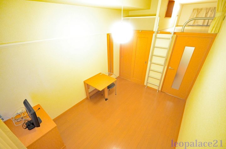 レオパレスOSAWAの居間