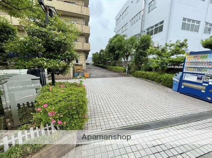 東京都小平市小川東町5丁目の賃貸マンションの外観