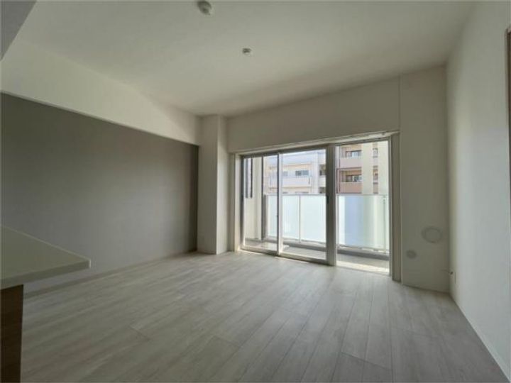 クリスタルガーデン ソレイユの居間