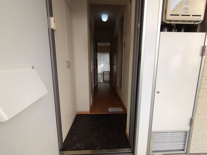 レオパレス元住吉桜下の玄関