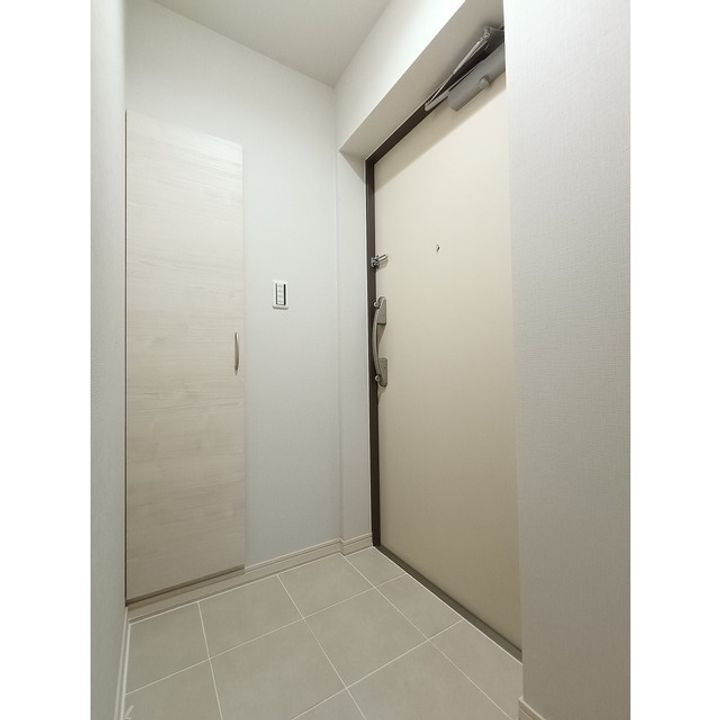 アルファコート谷在家の玄関