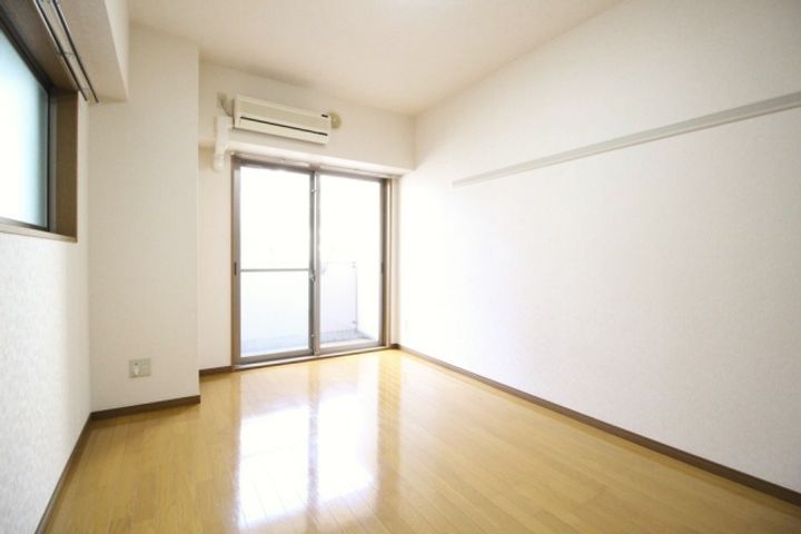 神奈川県川崎市中原区新丸子町の賃貸マンションの居間