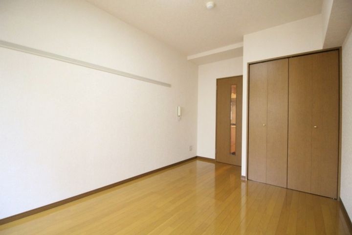 神奈川県川崎市中原区新丸子町の賃貸マンションの居間