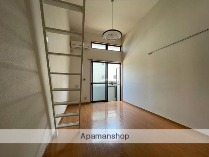 シャトルⅡの居間