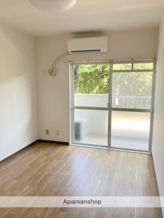 東京都西東京市芝久保町1丁目の賃貸マンションの居間