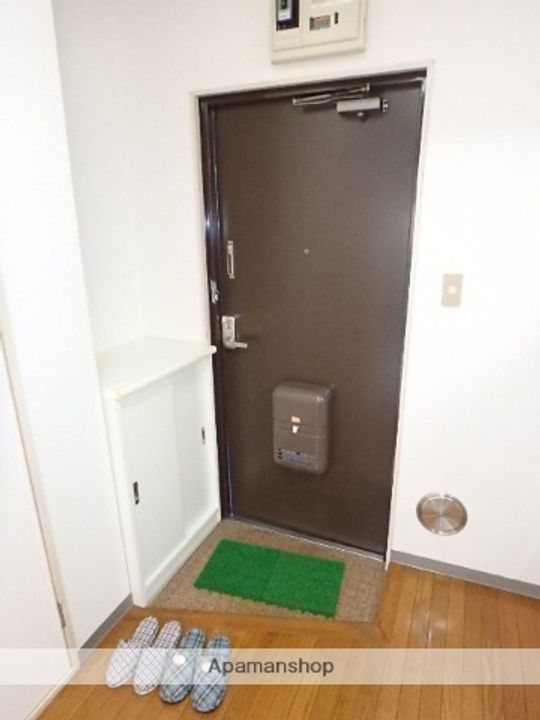 東京都北区志茂3丁目の賃貸マンションの玄関