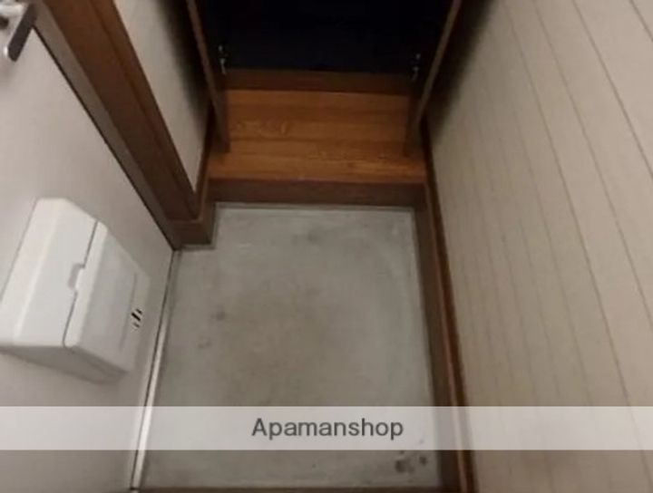 東京都北区滝野川7丁目の賃貸アパートの玄関