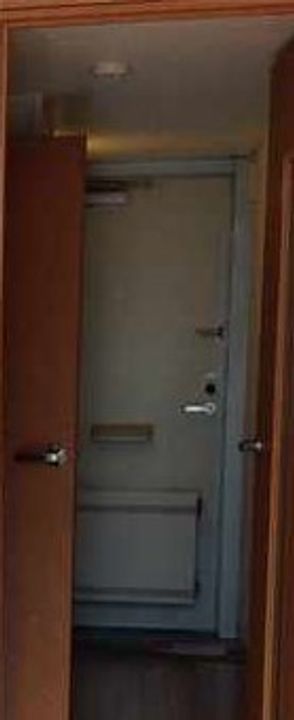 レオパレス三鷹深大寺の玄関