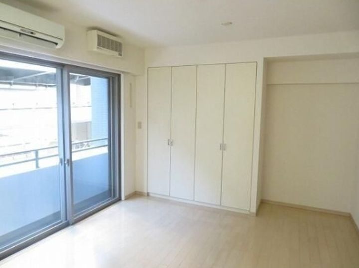 東京都渋谷区初台1丁目の賃貸マンションの居間