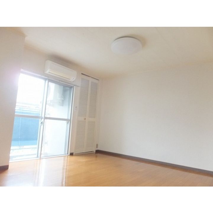 東京都練馬区旭丘2丁目の賃貸マンションの居間