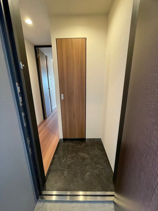 東京都中央区日本橋箱崎町の賃貸マンションの玄関