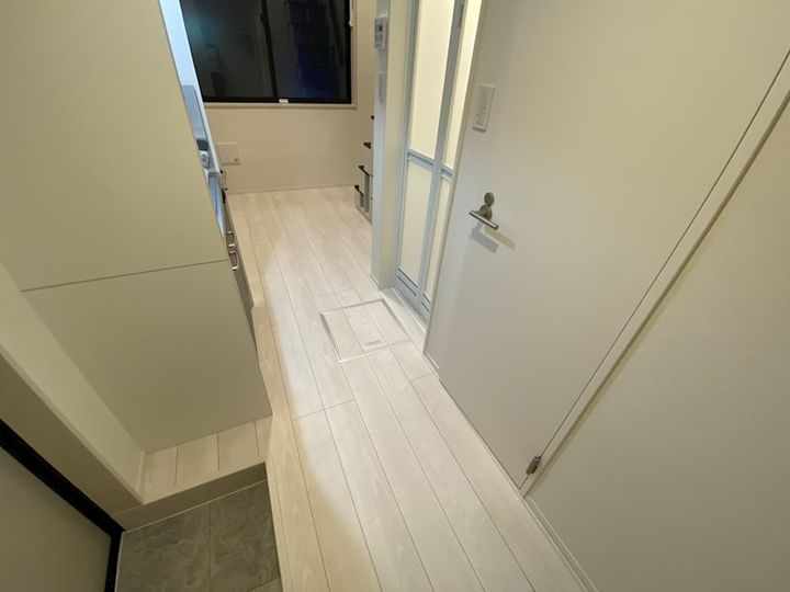 東京都江戸川区平井4丁目の賃貸アパートの玄関