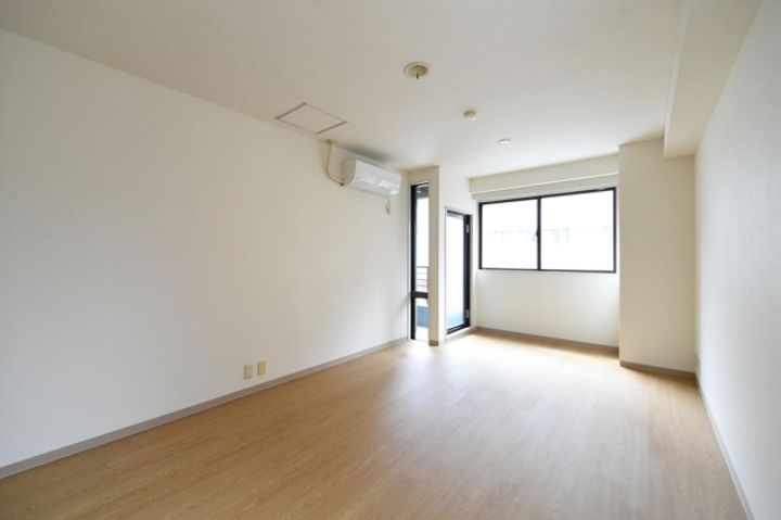 東京都港区芝2丁目の賃貸マンションの居間