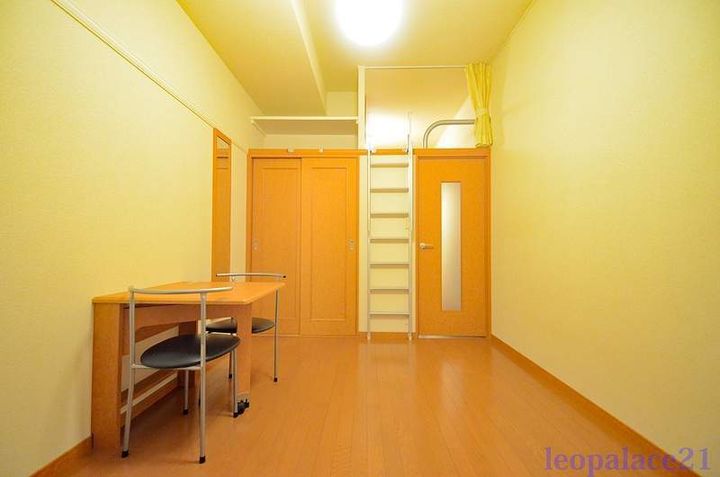 レオパレスベンデュールの居間