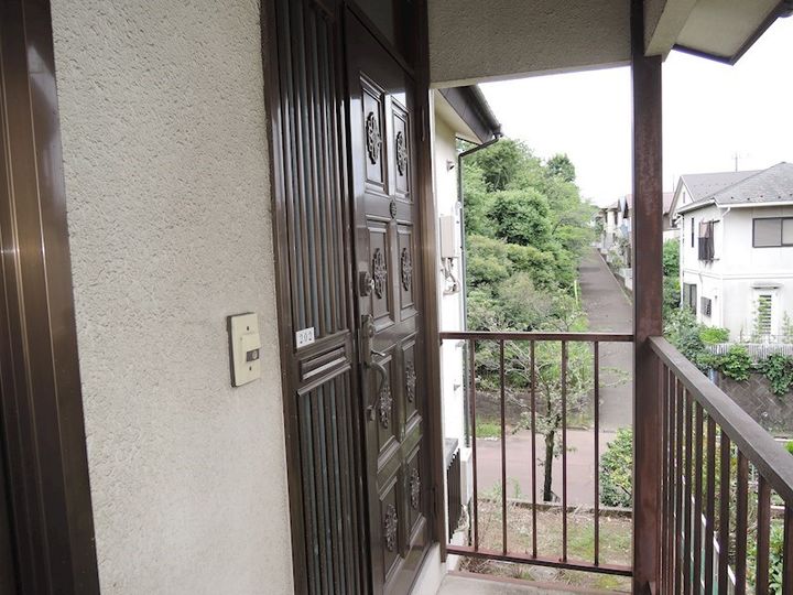 神奈川県川崎市多摩区菅北浦4丁目の賃貸アパートの玄関