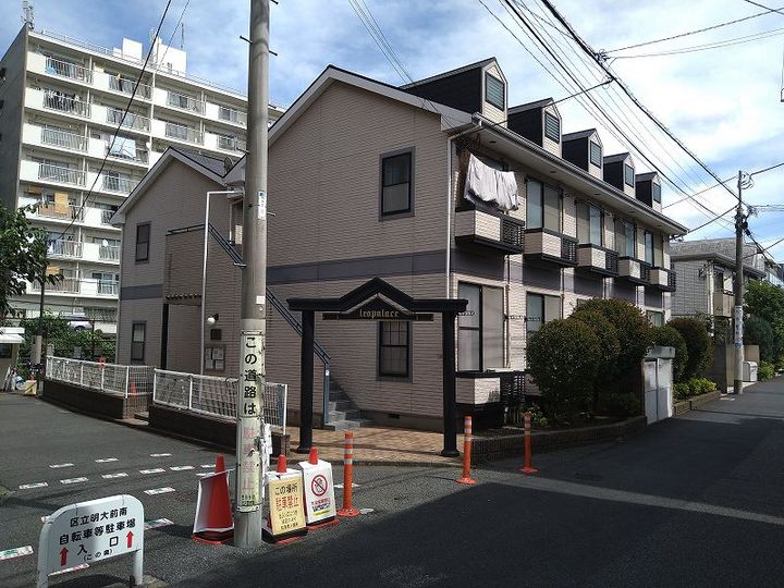 レオパレスイキ明大前の外観
