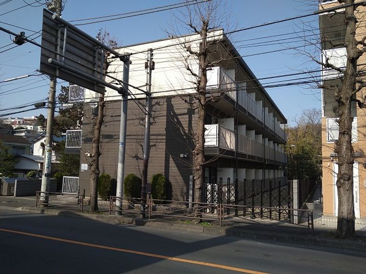 レオパレスホワイトヒルズ西生田の外観