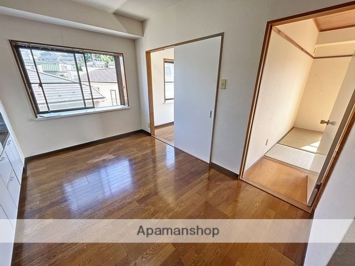 クランデール宮前平302の居間