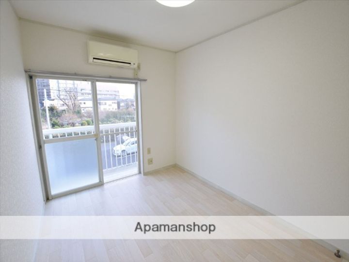 神奈川県相模原市南区相模台2丁目の賃貸アパート1011の居間