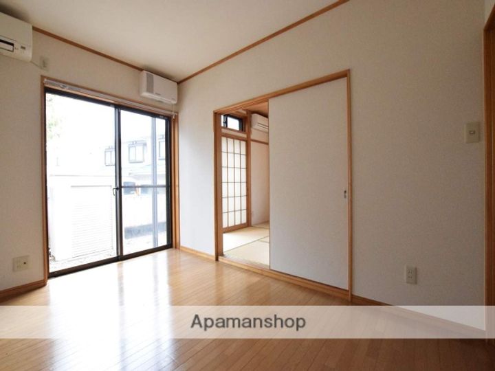 東京都町田市木曽町の賃貸アパートの居間