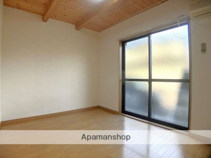 神奈川県相模原市南区下溝の賃貸アパートの居間