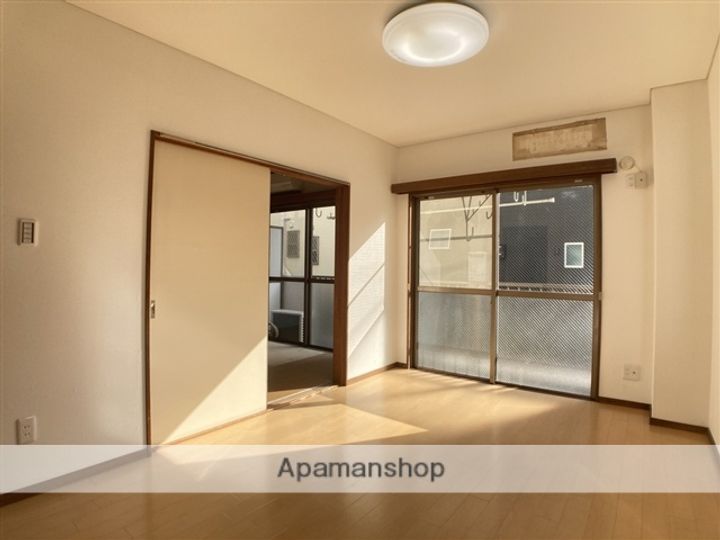 ガーデンヒルズの居間