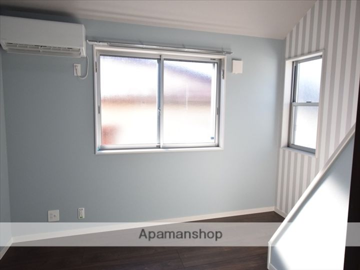 神奈川県相模原市中央区高根2丁目の賃貸アパートの居間