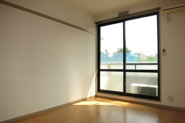 神奈川県相模原市南区上鶴間本町6丁目の賃貸アパートの居間