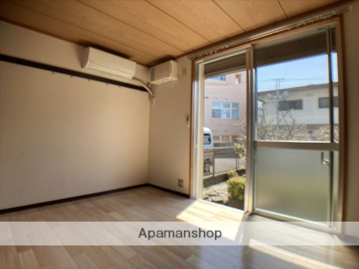 CASAアカイの居間