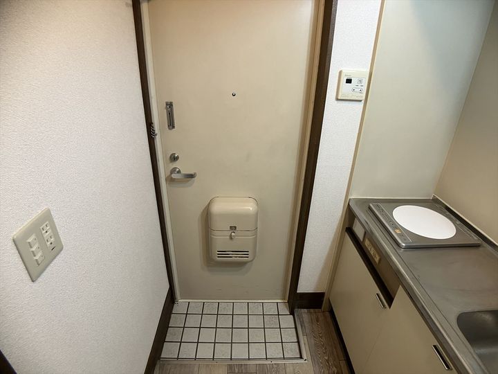 フラワーハイツ101の玄関