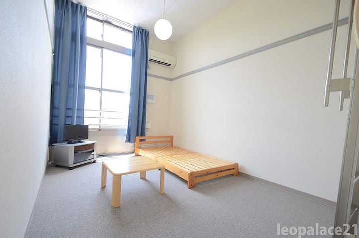 レオパレスエミネントの居間