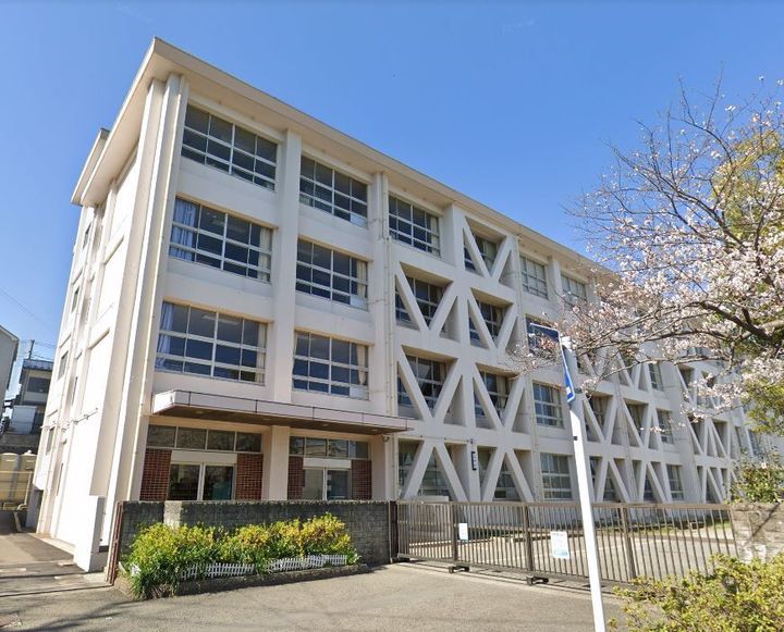 レオパレスエミネントの周辺