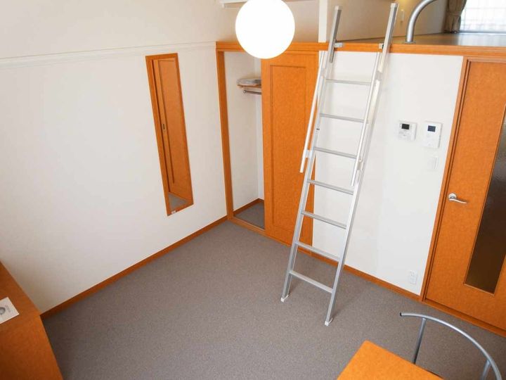レオパレスサンハイムの居間