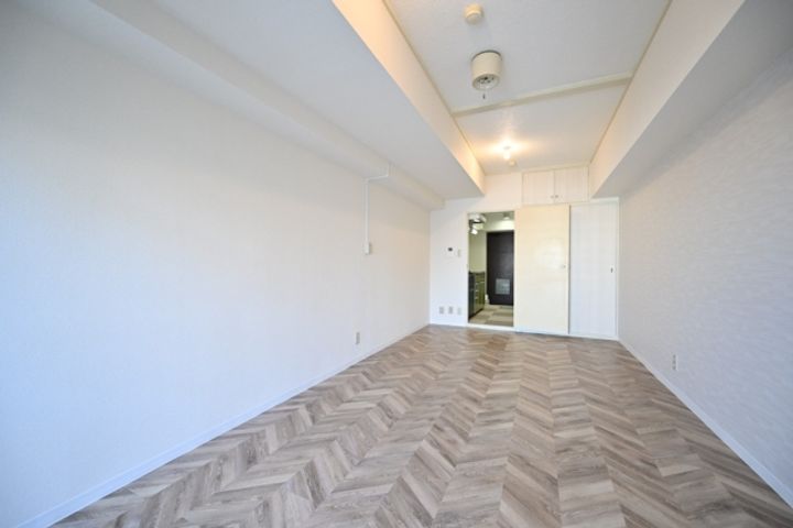 神奈川県横浜市鶴見区鶴見中央2丁目の賃貸マンションの居間