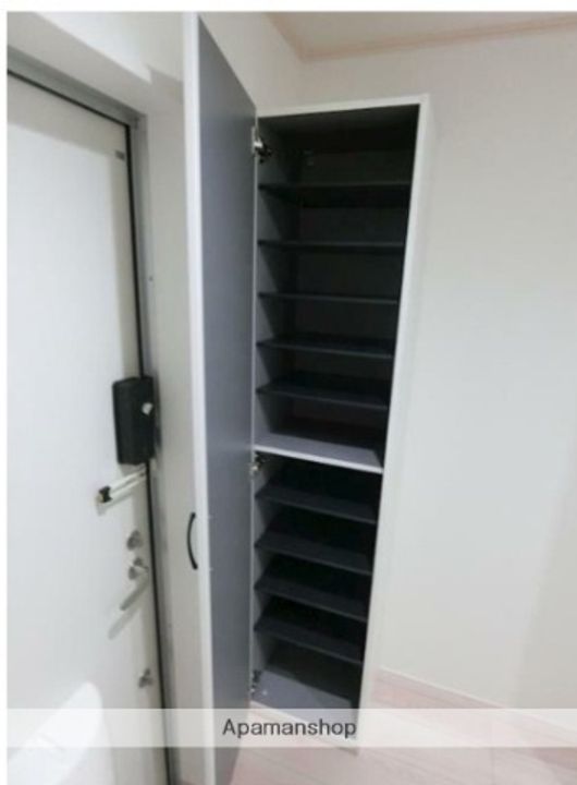 ハーミットクラブハウス山手柏葉ⅡB棟の玄関