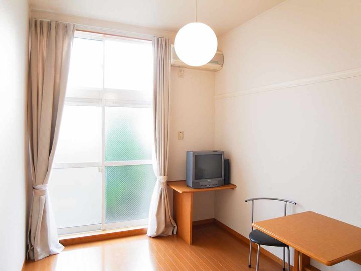 レオパレス三ッ沢アーバニティの居間