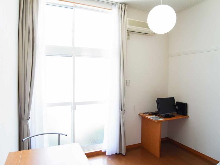 レオパレスJUNA鵠沼の居間